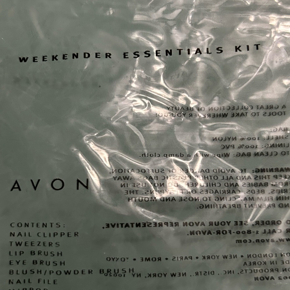 Avon Weekender Essentials Kit - Picture 5 of 5